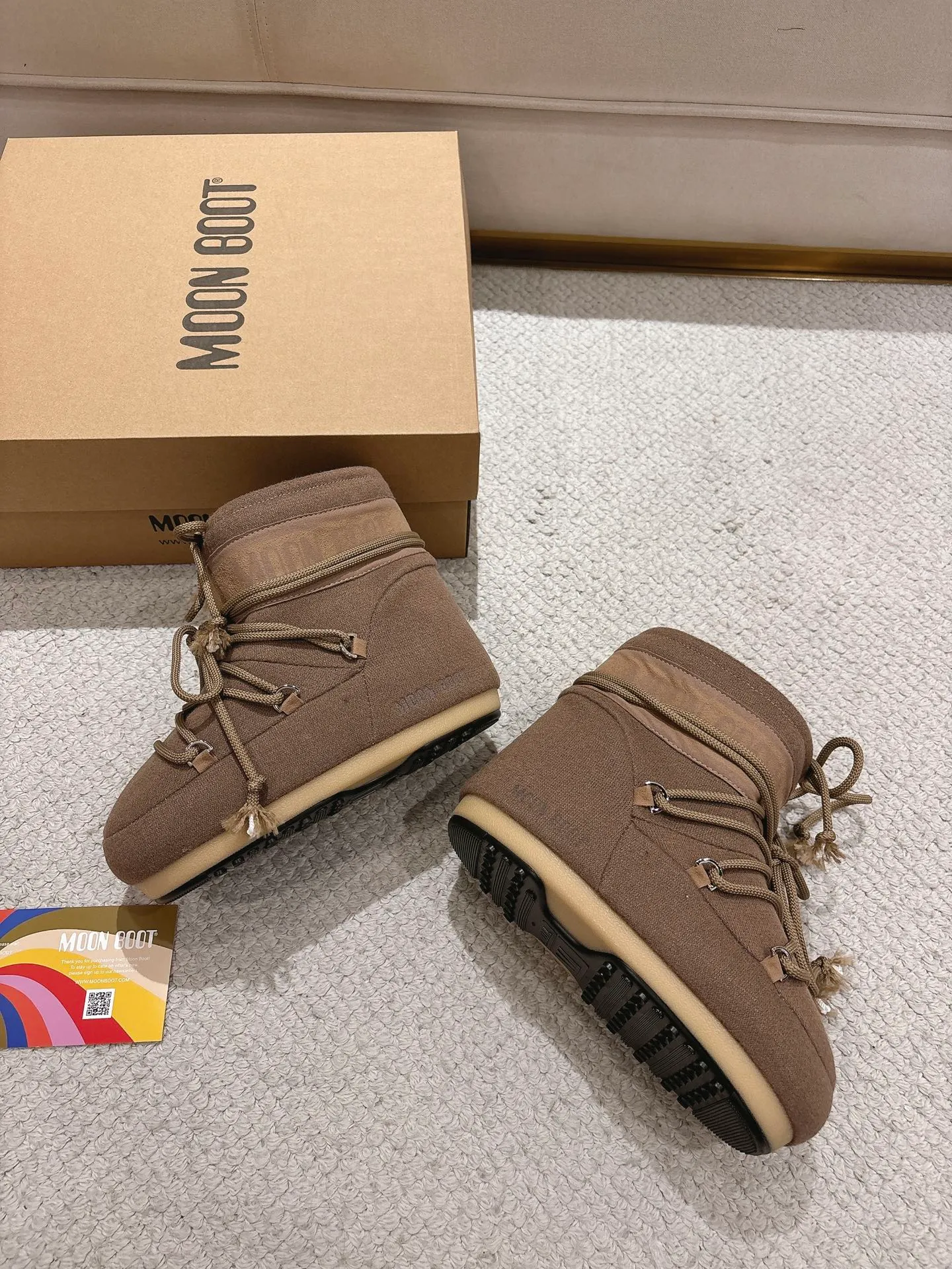 p620 [Exclusive top quality | New upgrade] Moon Boot 2025 autumn and winter hot snow boots are here! Don’t just focus on UGG anymore, fashionistas have already changed to these "ugly moon boots" ✨ 🔥Forget UGG! The Moon Boot that was once popular throughout the millennium is back! At that time, Paris Hilton, Victoria Beckham and other top icons were wearing it. Now with the strong return of the Y2K trend, the same QQ show outfit is a must-have for young people!  👢Hidden within 4cm, the legs are slimmer. 💫Looks fluffy, but actually looks slimmer. ❄️Full marks for thermal insulation, no longer cold in winter. 🌟Same style for men and women, regardless of left or right, easy to match. Don’t look at it’s cute appearance, but it instantly transforms into a trend focus! If you want both warmth and style, this is a must-have! ❶Material: original customized nylon cloth ❷Lining: original 100% silk cotton liner ❸Feet: original 100% silk cotton liner ❹Outsole: original molded two-color non-slip outsole ❺Sole thickness: 4cm (including inner height increase) ❻Code number: 35/38; 39/41 ❼Packaging: original full set of packaging ☀Color: official website updated simultaneously